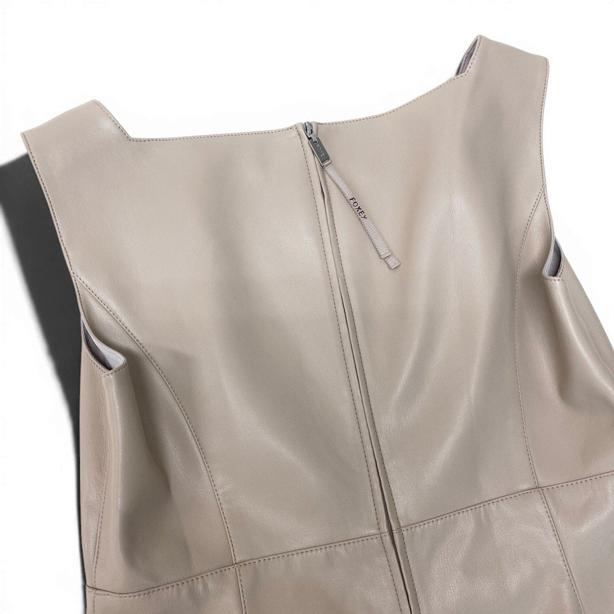 88g20 【未使用タグ付】 FOXEY NEW YORK フォクシーニューヨーク 2023年 Dress Marielle マリエル スクエアネック ノースリーブ ドレスワンピース 43873 サイズ40 ベージュ フェイクレザー レディースt18r