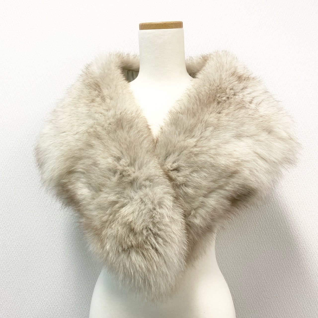 86j23 最高級毛皮 ブルーフォックス 毛皮マフラー 大判ティペット 衿巻き ホワイト系 フォックスファー レディースu02t