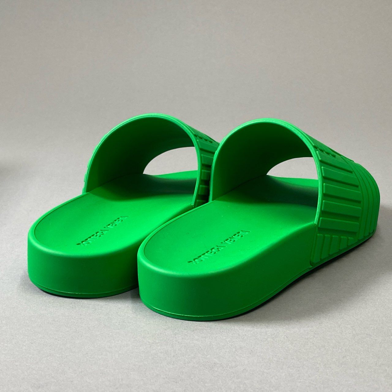 i30 《未使用品》 BOTTEGA VENETA ボッテガヴェネタ ビーチサンダル スライダー パラキート 690039 V1O60 37サイズ グリーン ラバー レディース シューズt18r