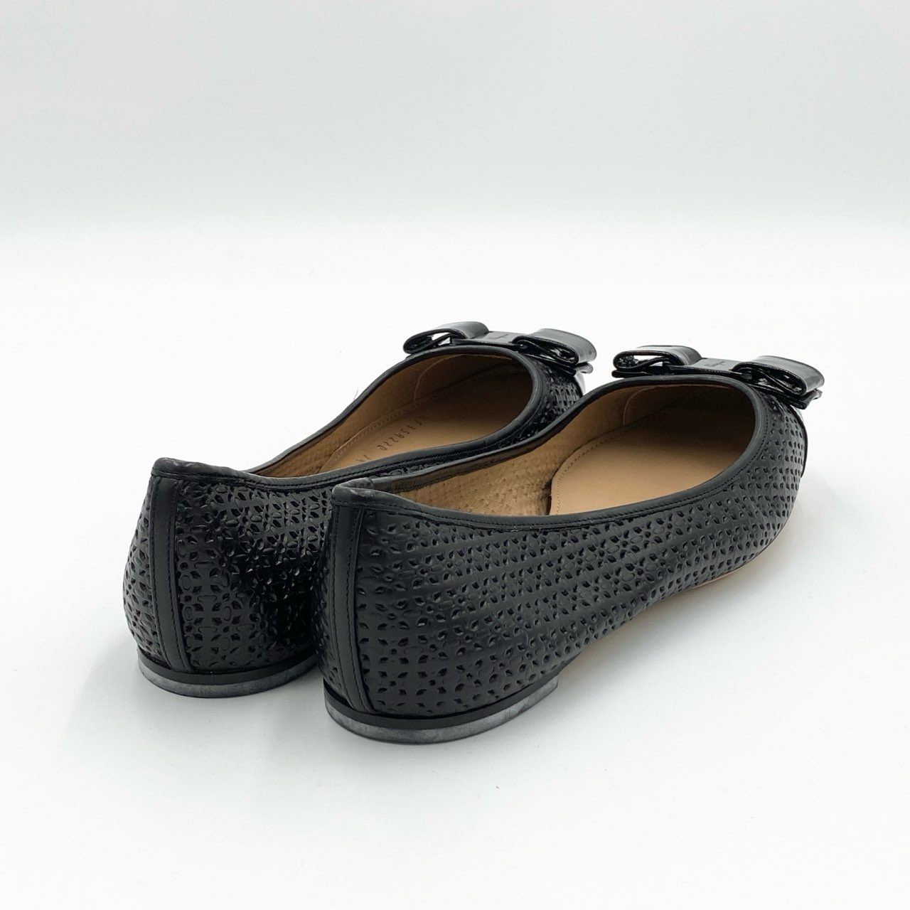 1i4 《未使用》 Salvatore Ferragamo サルヴァトーレフェラガモ VARA ヴァラ パンチング加工 フラットシューズ 7 1/2 ブラック レザー バレエ イタリア製 女性靴t18r