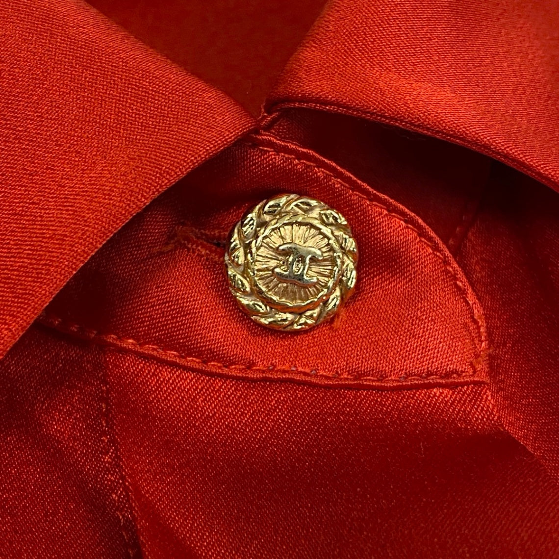 Cf29 CHANEL BOUTIQUE シャネル ブティック 長袖シャツ ココマークボタン 金ボタン サテン レディース 女性用 レッドu02t