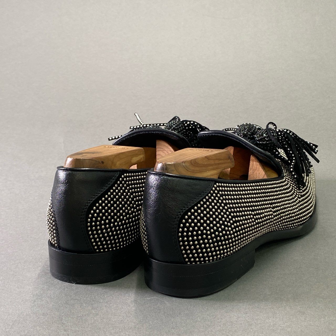 1d14 【未使用】 JIMMY CHOO ジミーチュウ スタッズ タッセルローファー 42 ブラック レザー 革靴 オペラシューズ スリッポン イタリア製 保存袋付き