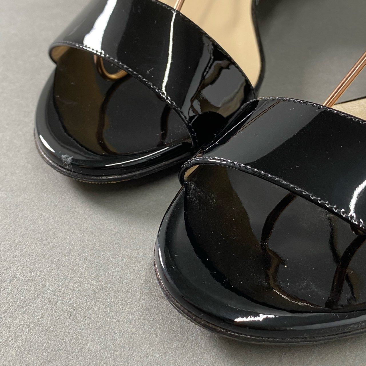 3f18 《美品》 JIMMY CHOO ジミーチュウ CHIARA エナメル アンクルストラップサンダル 36 1/2 ブラック パテントレザー イタリア製 シューズ