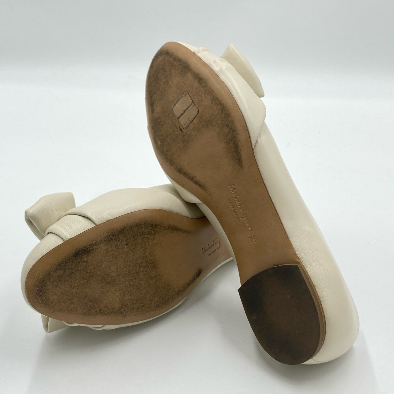 2i3《美品》 Salvatore Ferragamo サルヴァトーレフェラガモ Pre-Oened プレオウンド Varina リボンフラットシューズ 7 1/2 ホワイト レザー パンプスt18r
