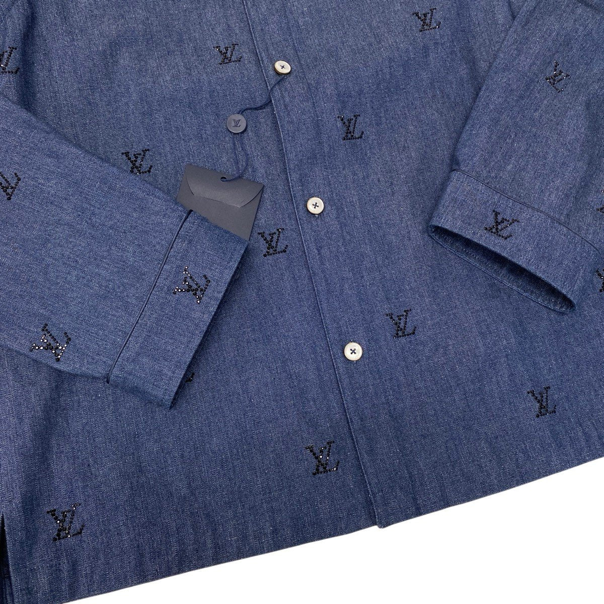 Mf18 《未使用品》 LOUIS VUITTON ルイヴィトン 25SS ブラゾンエンベリッシュド デニムシャツ Blason Embellished Shirt サイズL ブルーt18r