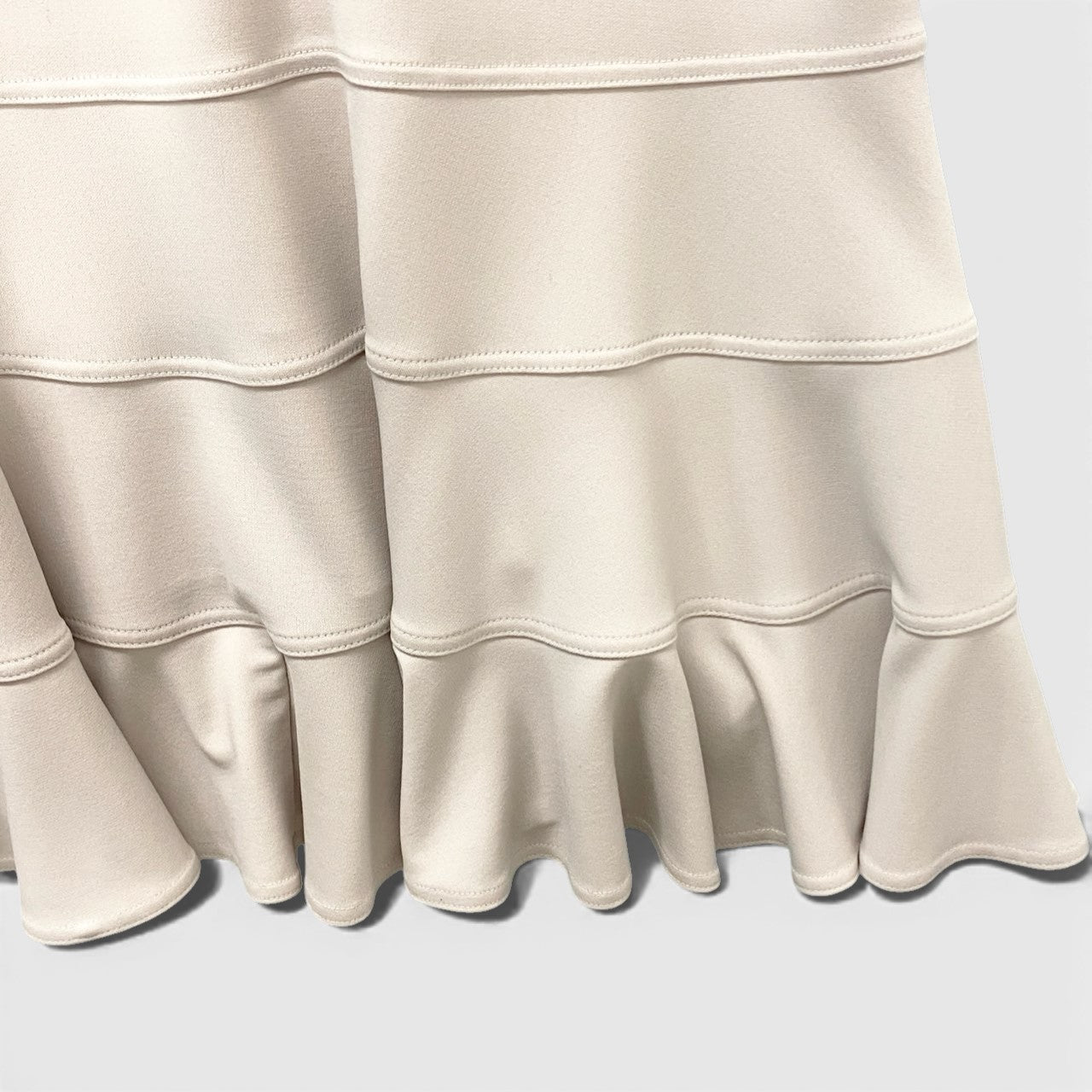 70b16 《美品》 TOKUKO 1er VOL トクコプルミエヴォル ノースリーブワンピース 裾フリル 膝丈 レディース 女性用 9 オフホワイトu02t