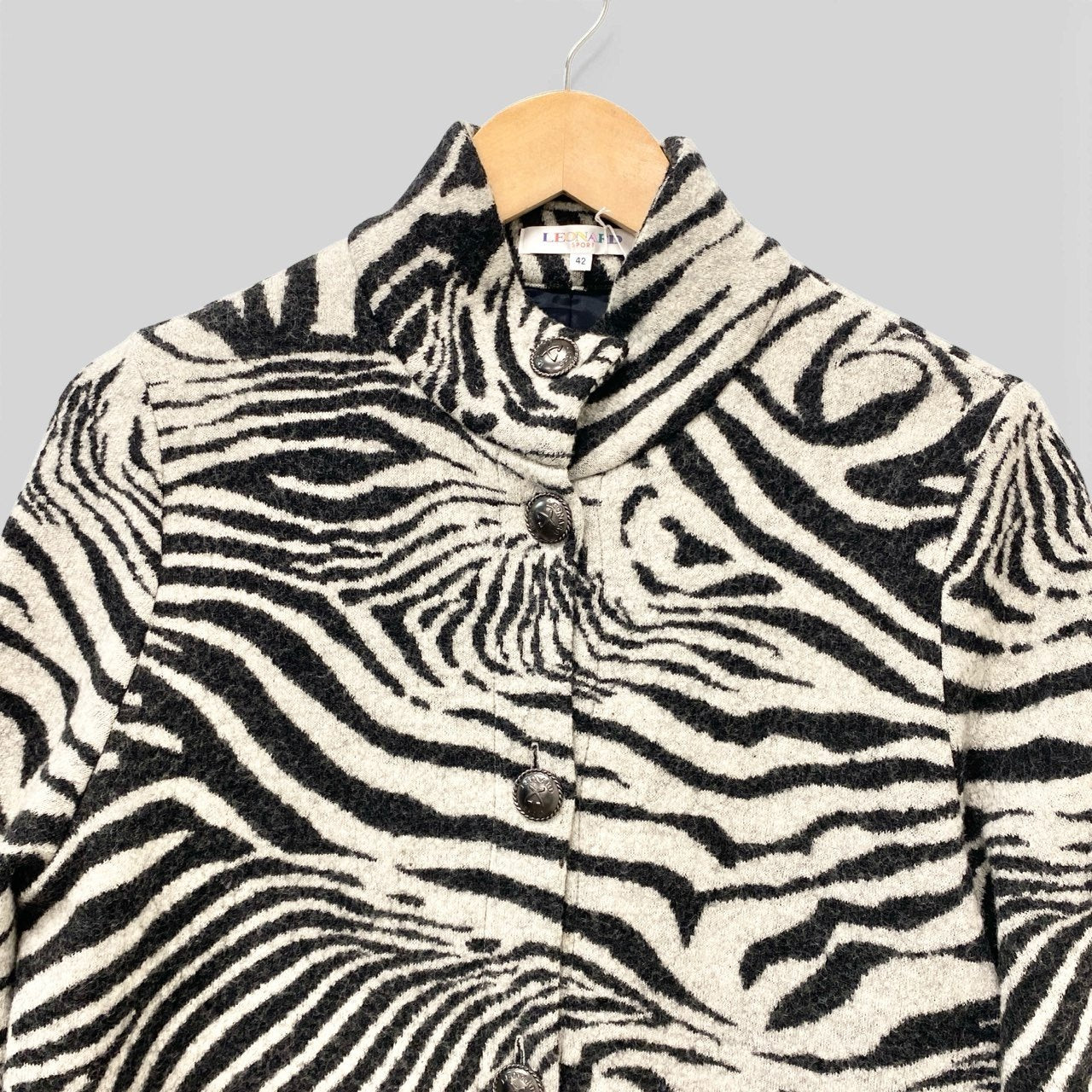 70b13 【美品】LEONARD SPORT レオナール スポーツ ウールジャケットコート ハイネックジャケット メタルロゴボタン ゼブラ柄 総柄 0567662 42サイズ グレー ブラック ウール100％ レディース 女性用u02t