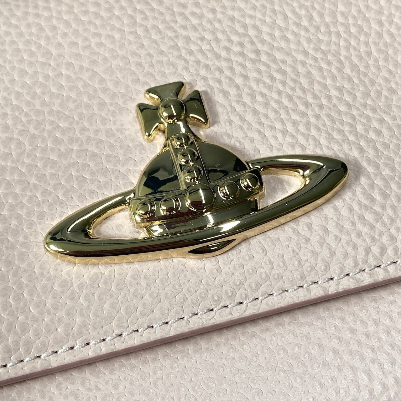 h11 【極美品】Vivienne Westwood 三つ折り財布 オーブ がま口 ベビーピンク レザー レディース 女性用t18r