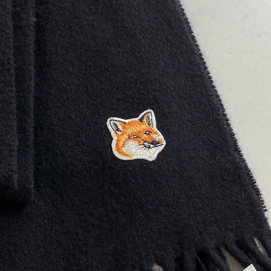 g9 【タグ付き】MAISON KITSUNE メゾンキツネ ワンポイント刺繍 フリンジマフラー 大判ストール ブラック ウール ユニセックス