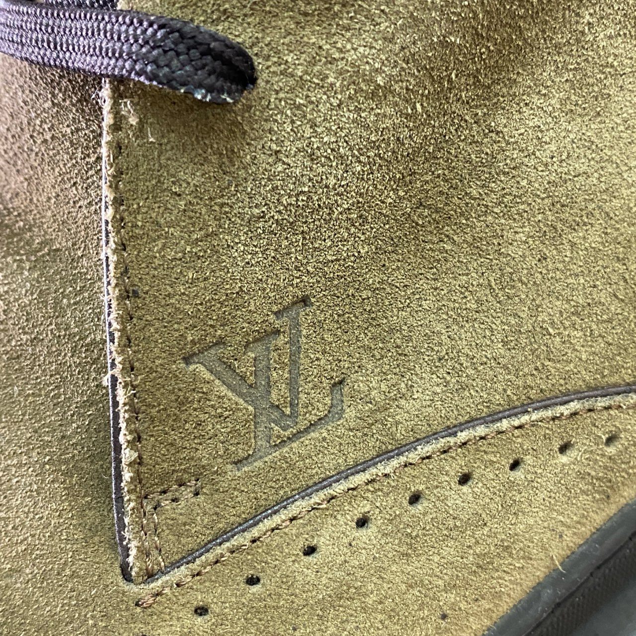 2j4 LOUIS VUITTON ルイヴィトン チャッカブーツ ショートブーツ LVロゴ イタリア製 シューズ 7 カーキ スエード