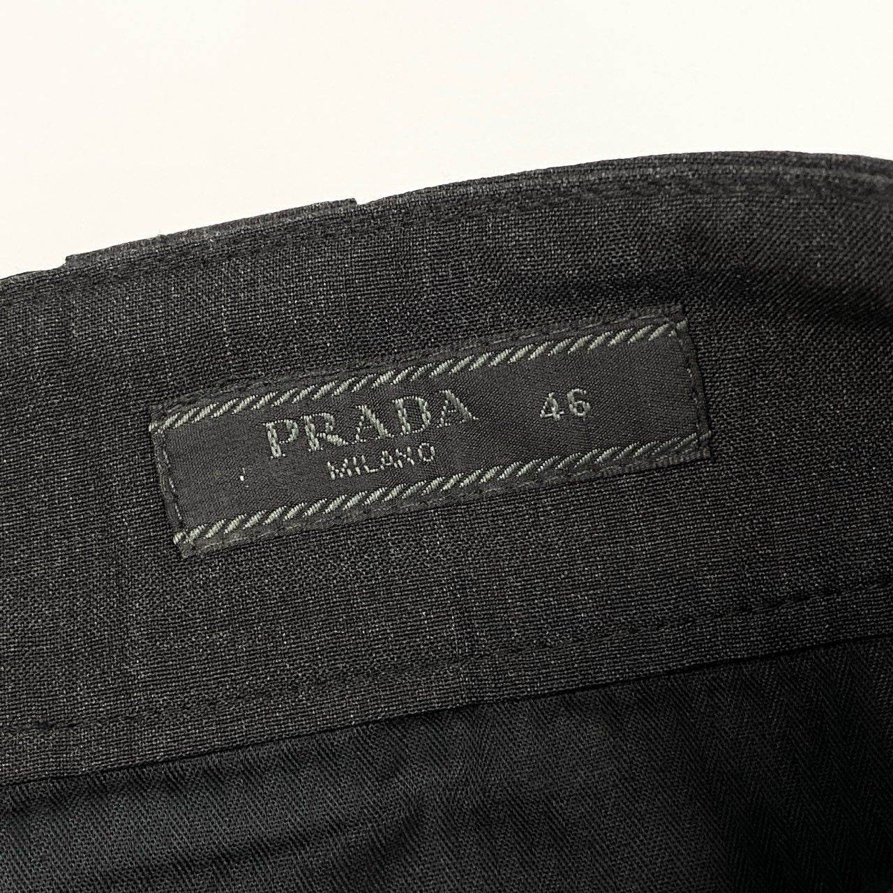 67b3 PRADA プラダ ウールスラックス ボトムパンツ 三角ロゴ 46サイズ ダークグレー ウール00％ メンズo07t