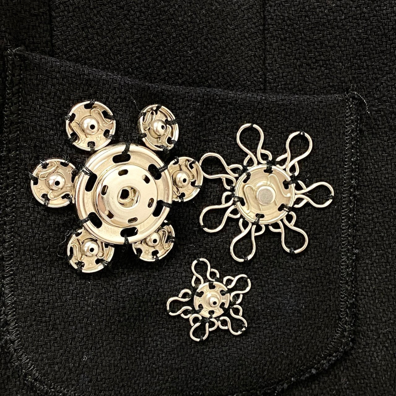 80e14 MOSCHINO モスキーノ ノーカラージャケット コットンジャケット 装飾ジャケット イタリア製 42サイズ ブラック コットン100％ レディース 女性用u02t