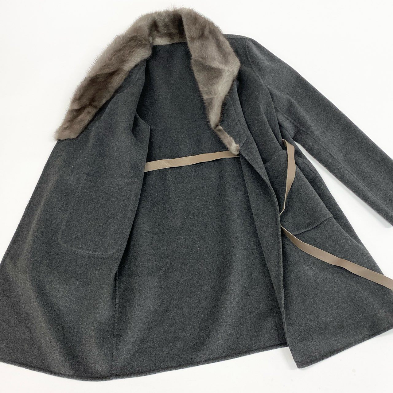 70L15 《美品》 azzurro ブルーアイリスミンク ミンクファー ベルテッドコート カシミヤ混 40 グレー ウールカシミヤ レディース 女性用u02t