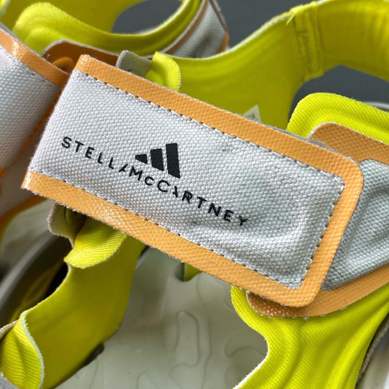 8f4 《極美品》 adidas アディダス × Stella McCartney ステラマッカートニー HIKA SANDAL ヒカ アウトドアサンダル 24.5cm チョーク イエロー シューズ 箱付き