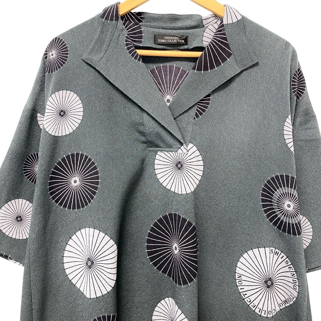 14c3 【美品】 SHISENDO TOMO COLLECTION 詩仙堂 7分袖 オープンカラーワンピース ロングワンピース ちりめん 総柄プリント レディース女性服 グレー ポリエステル100％u02t