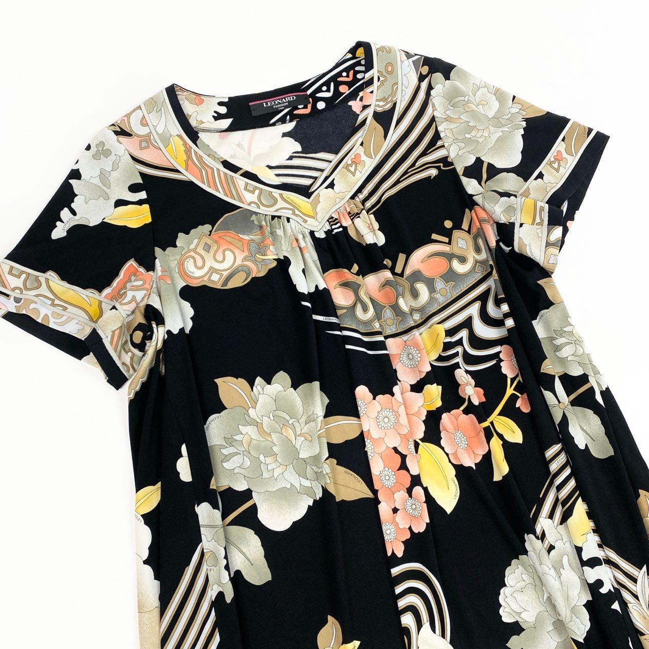 31b12 LEONARD レオナール 半袖Vネックワンピース カンカン素材 美しい花柄プリント 0170509 LLサイズ ブラック レディース 女性用u02t