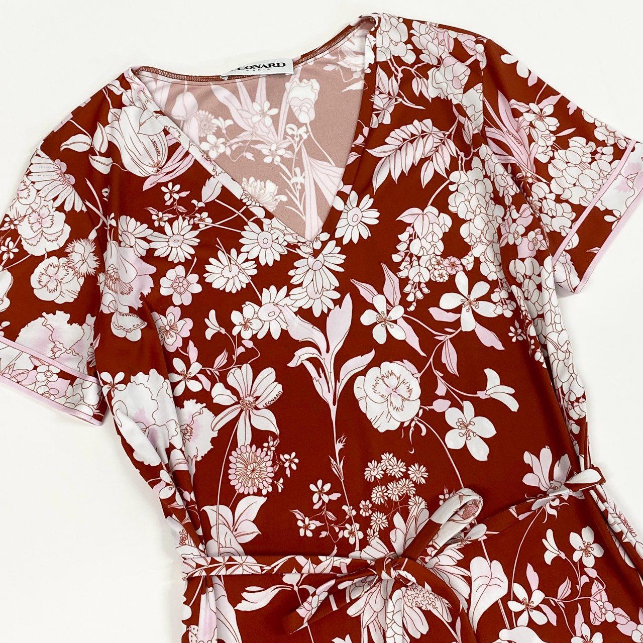 68d13 【極美品】 LEONARD PARIS レオナール ショートスリーブワンピース 膝丈ワンピース 美しい花柄プリント Vネック イタリア製 サイズ38 レッド系 ナイロン100％ レディース 女性用u02t