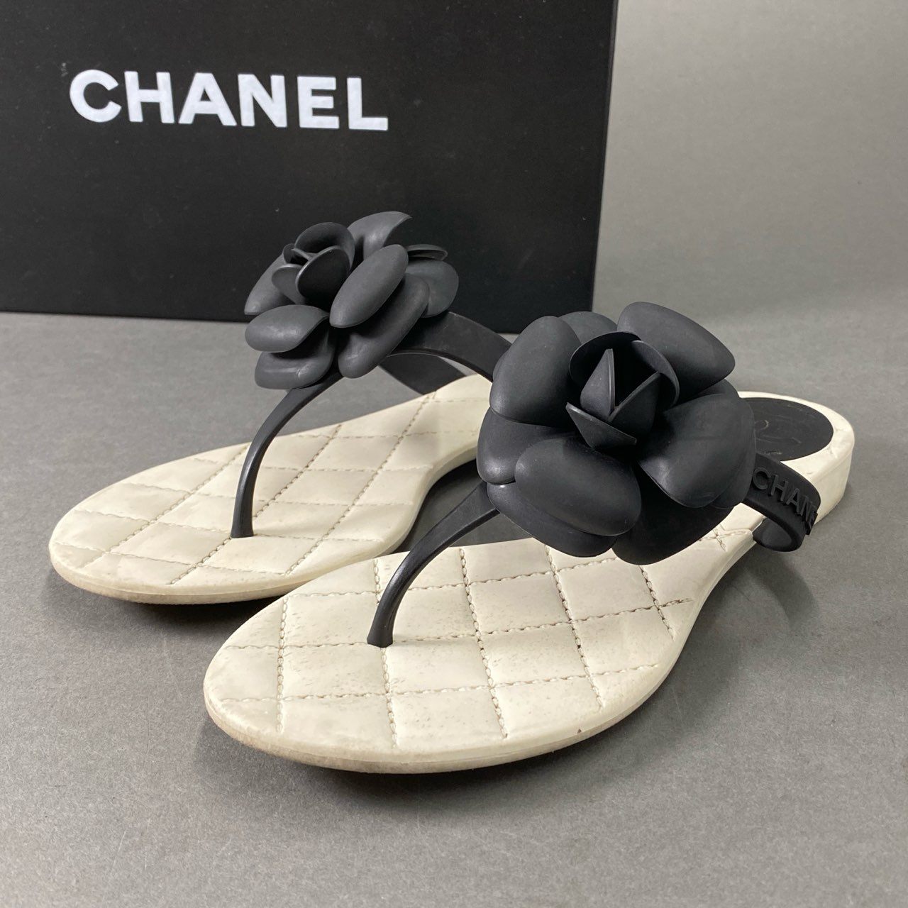 7f18 CHANEL シャネル カメリア ビーチサンダル トング 37 ホワイト ブラック ココマーク イタリア製 フラワー シューズ