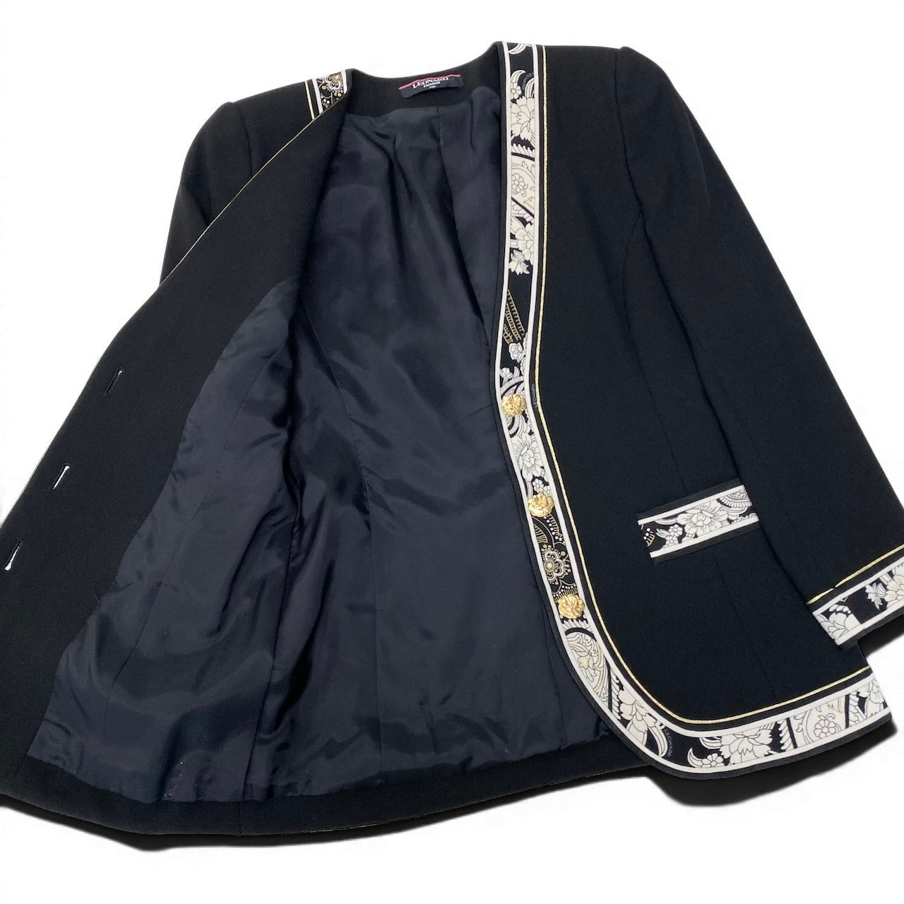 37e28 LEONARD FASHION レオナール セットアップ スカートスーツ ノーカラージャケット 金ボタン 花柄プリント 11AR ブラック レディース 女性服o07t