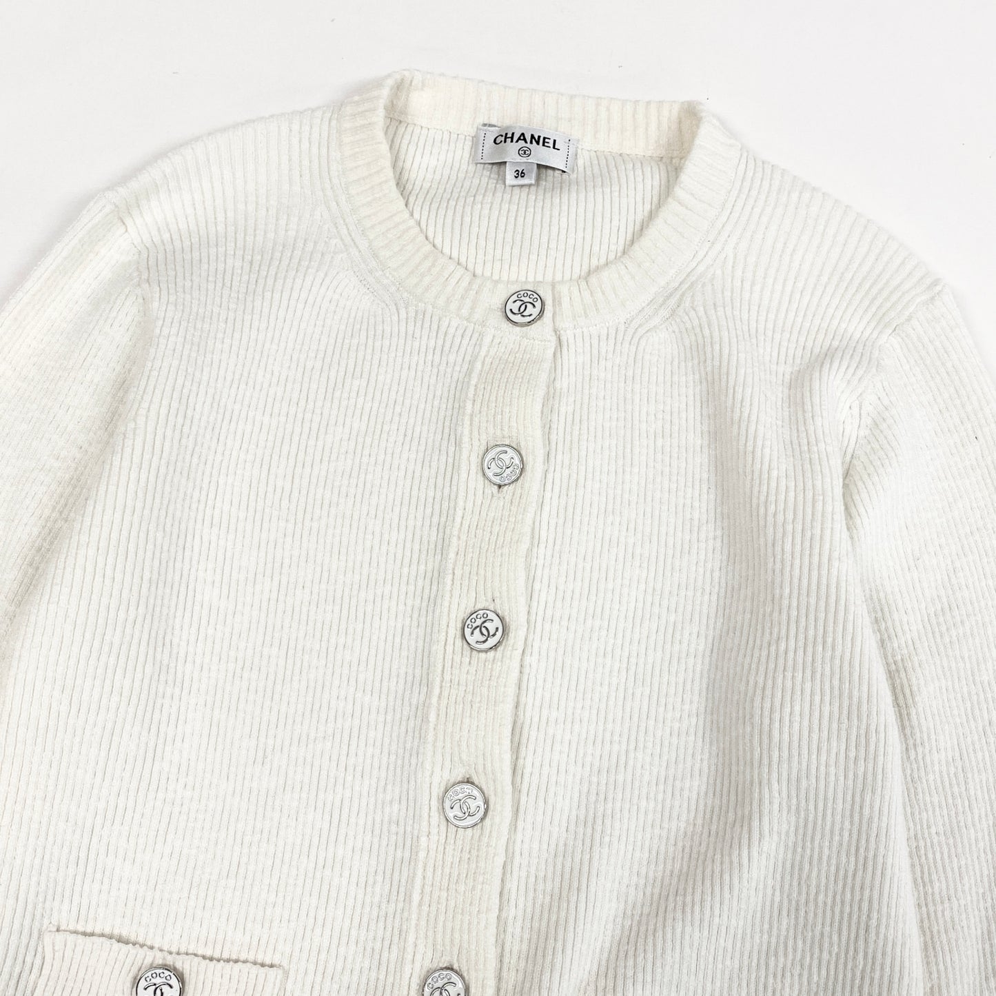 35L19《美品》 CHANEL シャネル ココビーチ カーディガン トップス ココマークボタン LOOK6 P78600K11464 サイズ36 ホワイト レディース 女性用k02i
