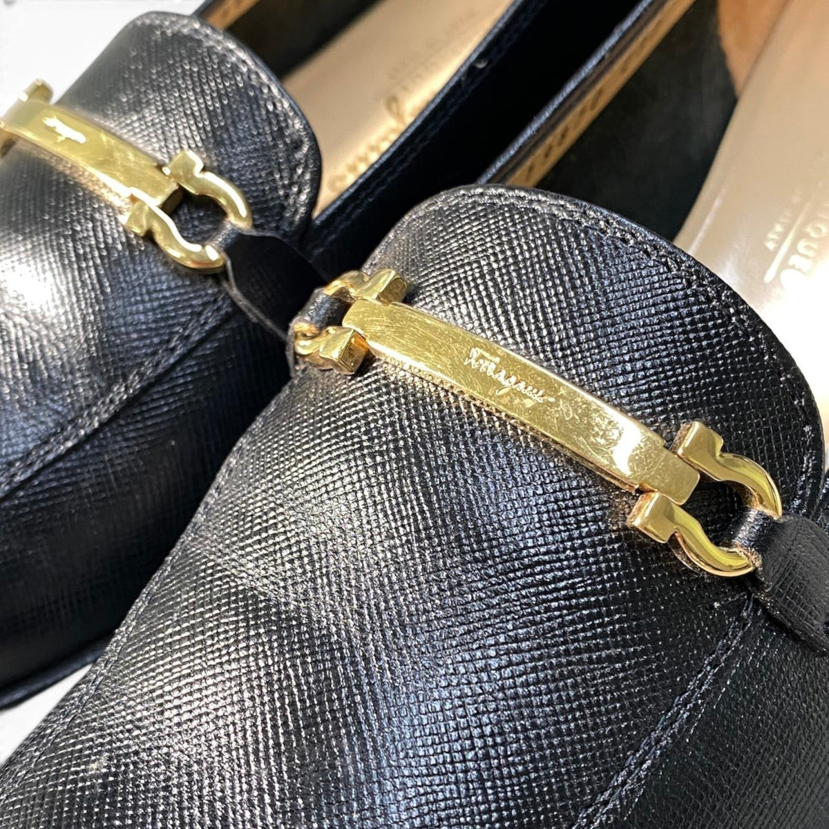 2i16 Salvatore Ferragamo サルヴァトーレフェラガモ パンプス ローファー レザーシューズ ロゴプレート 7 1/2サイズ ブラック レザー レディース 女性用u02t