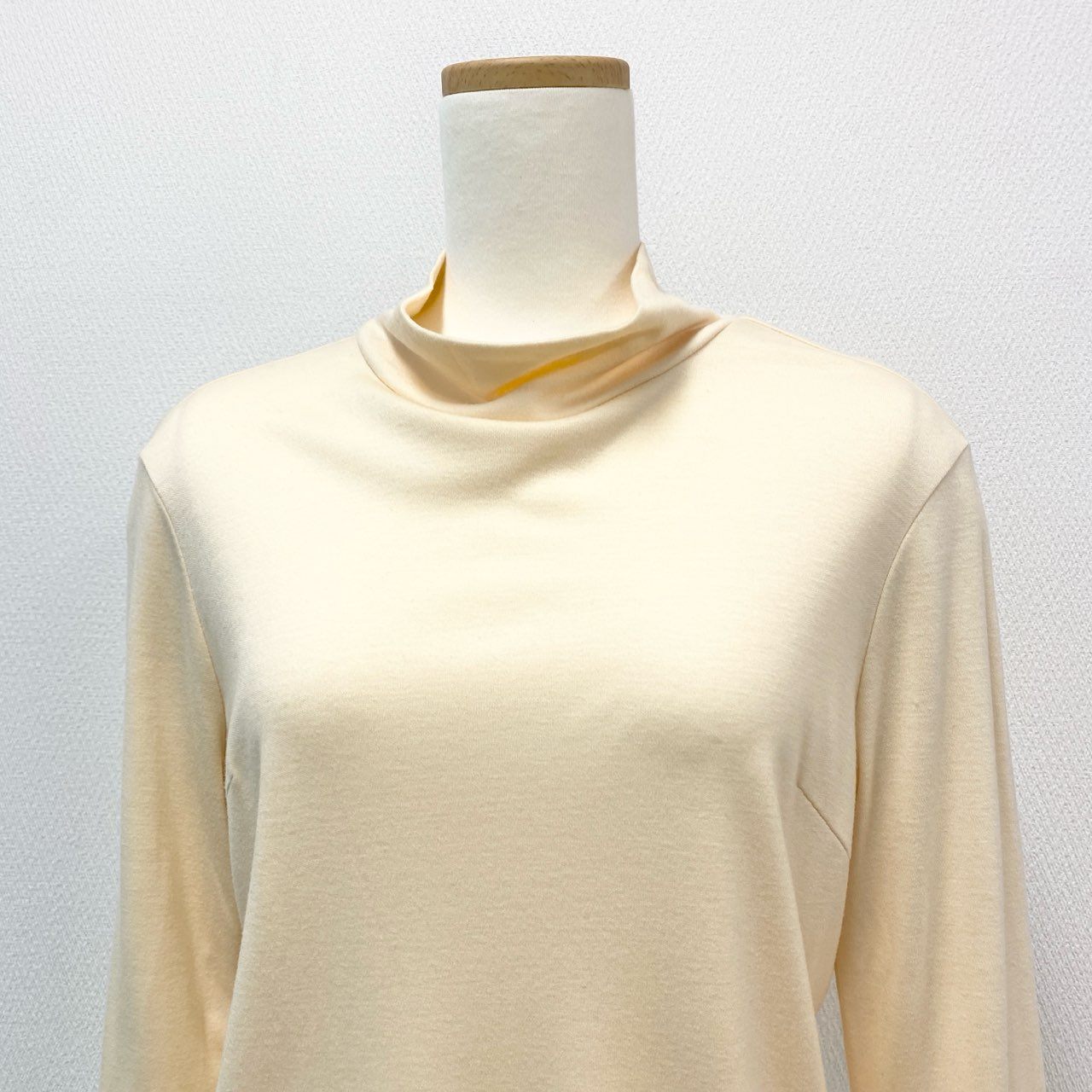 10i16 LEONARD レオナール ハイネックニット モックネック 長袖ニット 薄手 レディース 女性用 0568252 40 アイボリー ブラウンu02t