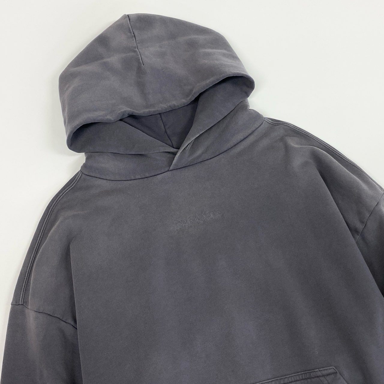 33L22 【極美品】BALENCIAGA バレンシアガ ユニセックス 2024SS ヴィンテージウォッシュ加工 バックロゴ刺繍 パーカー サイズS ダークグレーk02i