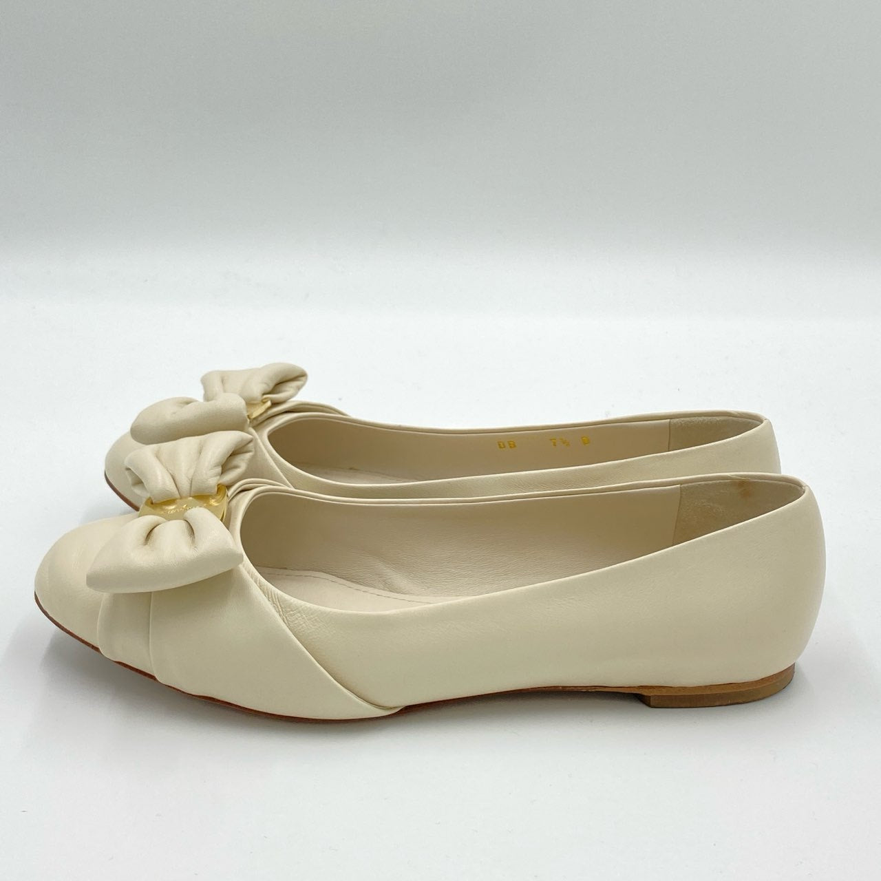 2i3《美品》 Salvatore Ferragamo サルヴァトーレフェラガモ Pre-Oened プレオウンド Varina リボンフラットシューズ 7 1/2 ホワイト レザー パンプスt18r