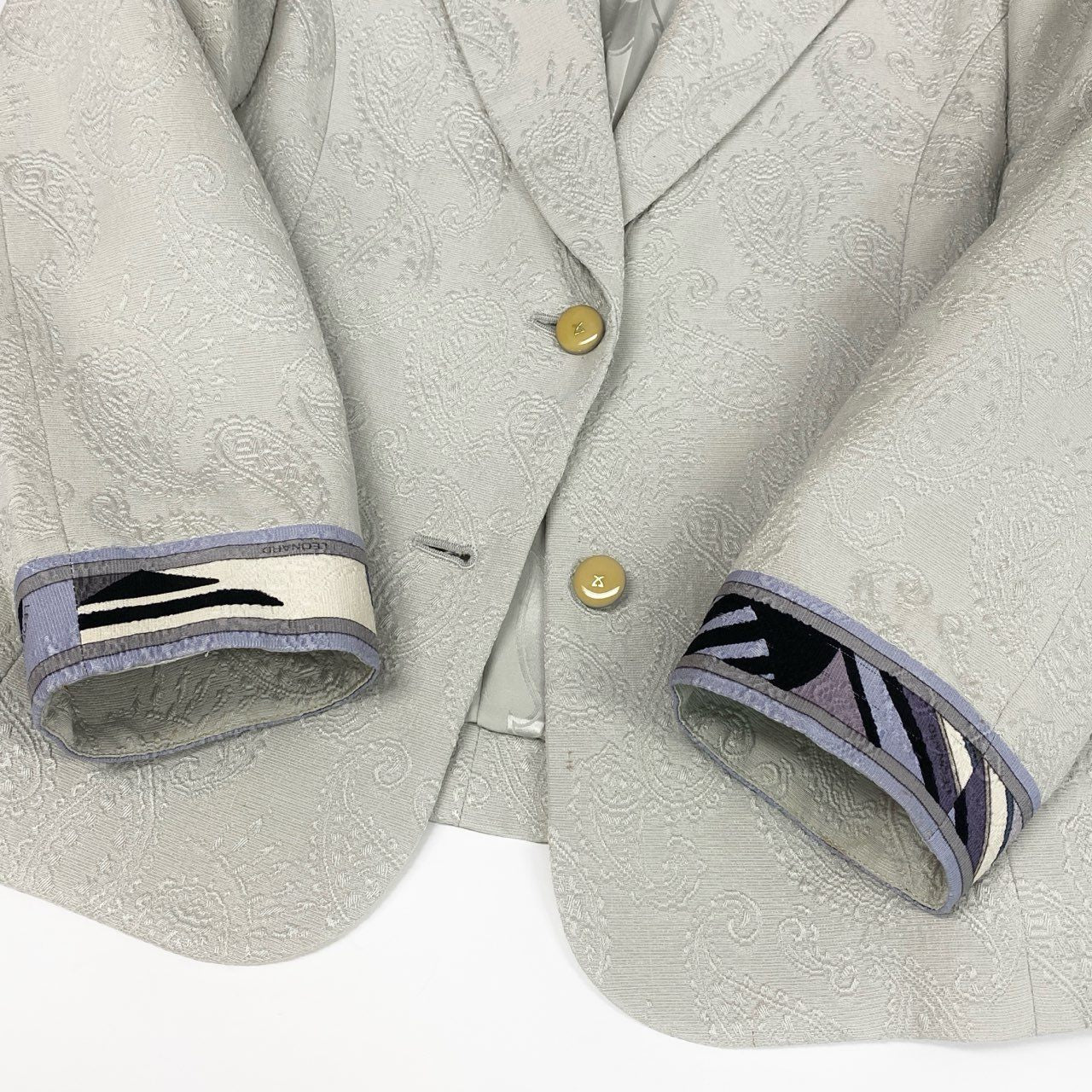 3d15 LEONARD FASHION レオナール セットアップ スカートスーツ テーラードジャケット  膝丈スカート ペイズリー柄 刺繍 ウールシルク混 サイズ13AR ホワイト系 レディース 女性用o07t