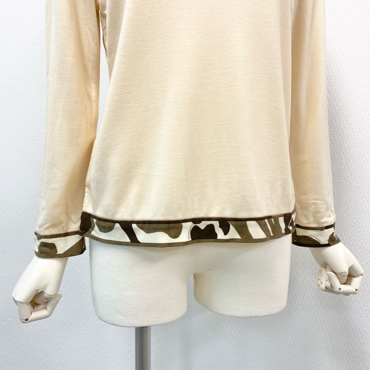 10i16 LEONARD レオナール ハイネックニット モックネック 長袖ニット 薄手 レディース 女性用 0568252 40 アイボリー ブラウンu02t