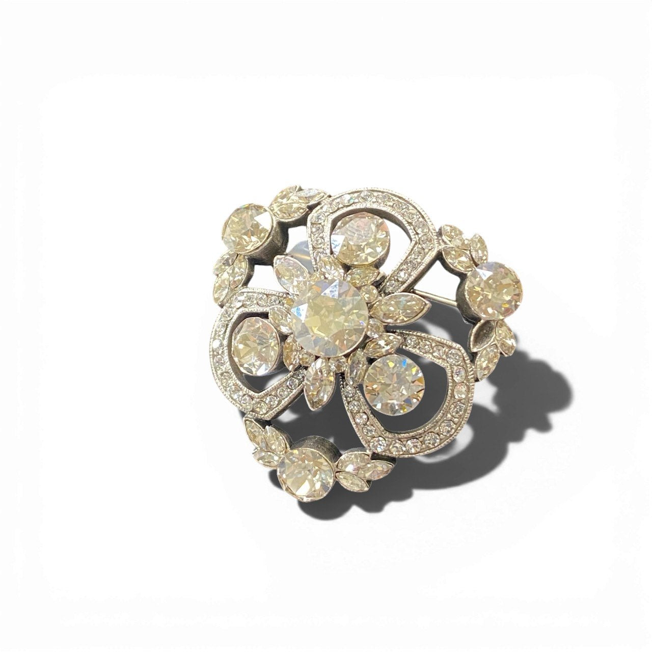 a5 FOXEY フォクシー ブローチ ラインストーン フラワーモチーフ アクセサリー シルバー レディースk02i