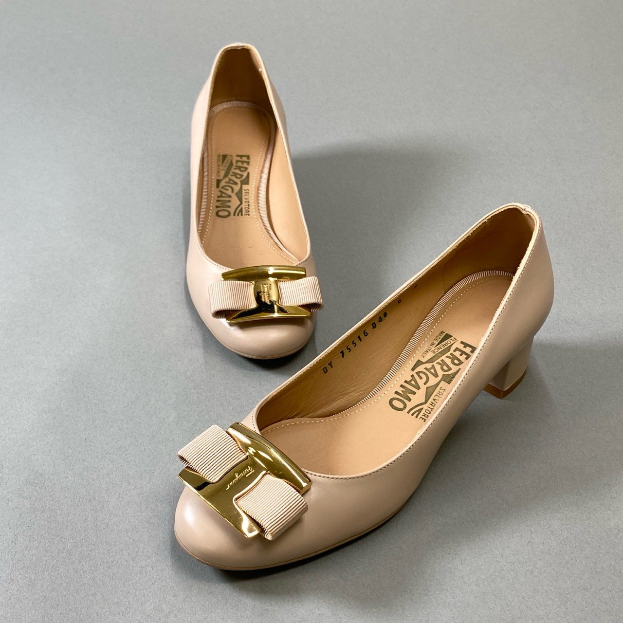 6j16 《美品》 SALVATORE FERRAGAMO サルヴァトーレフェラガモ NINNA ヒールパンプス イタリア製 ヴァラリボン シューズ 6 23cm相当 ピンクベージュ レザー レディースo07t