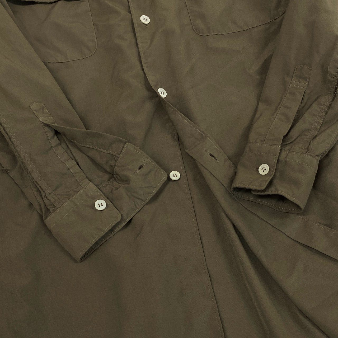 Aj15 《極美品》COMME des GARCONS コムデギャルソン 製品染めエステルシャツ 23AW 長袖シャツ  RL-B007 XS カーキ メンズu02t