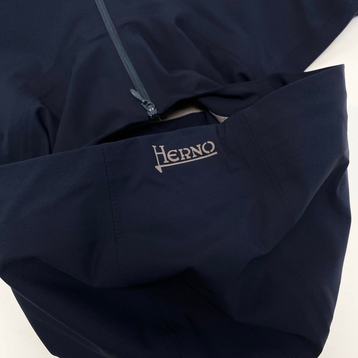 38g13 【美品】 HERNO ヘルノ フーデット ナイロンパーカー ジャケット モノグラムテープ ストレッチ 撥水 サイズ44 ネイビー メンズ 紳士服u02t