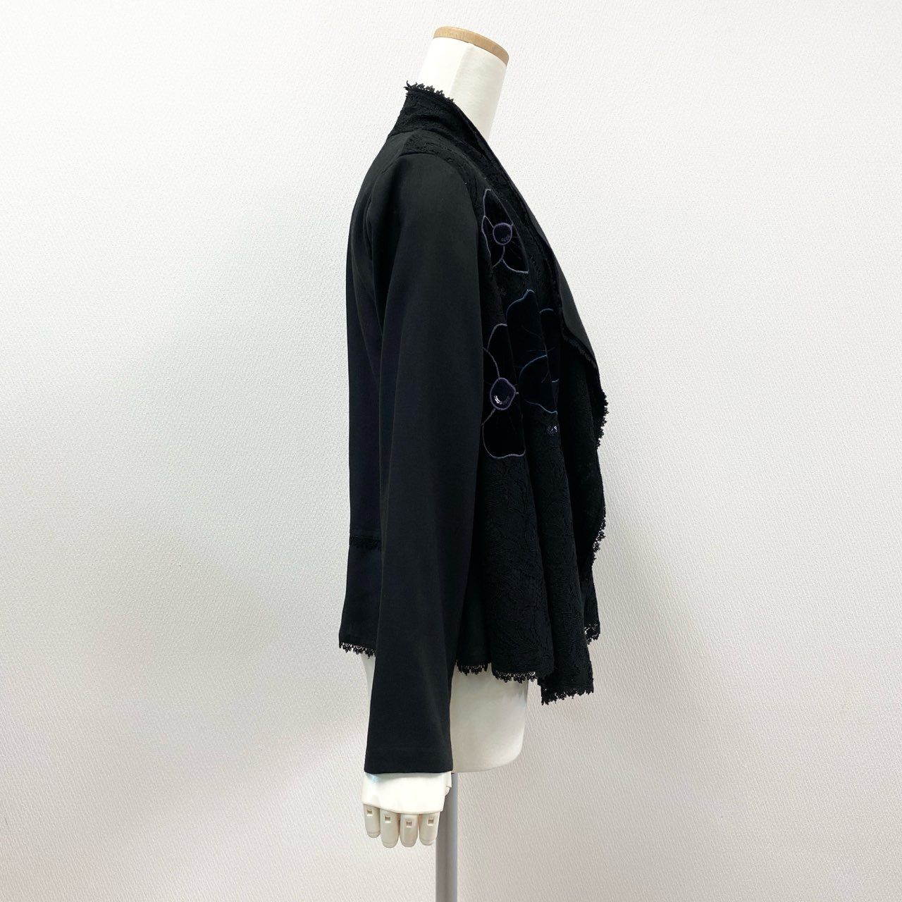 52k23 TOKUKO 1er VOL トクコプルミエヴォル レースジャケット フラワーモチーフ 花柄 アップリケ スパンコール装飾 レディース 女性用 9 ブラックu02t