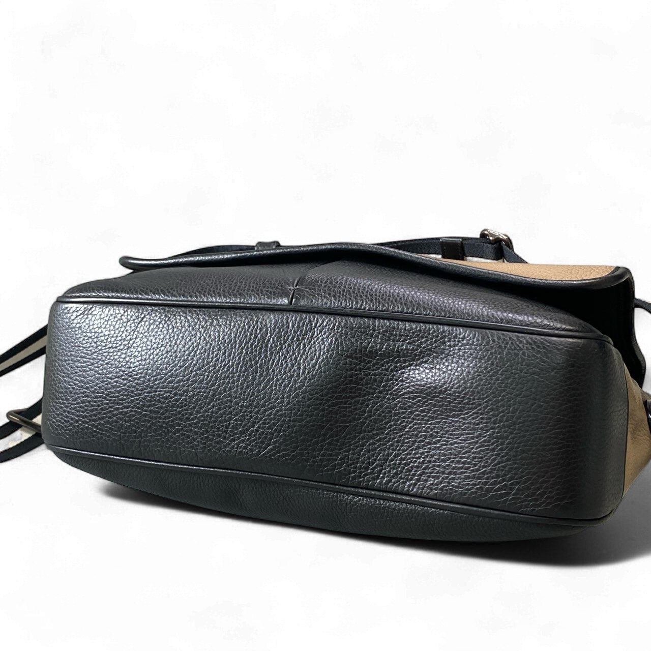 bk18《美品》 COACH コーチ 斜め掛け メッセンジャーバッグ ショルダーバッグ C5395 ベージュ ブラック レザー クロスボディ 鞄 カバン A4収納可 ビジネスt18r