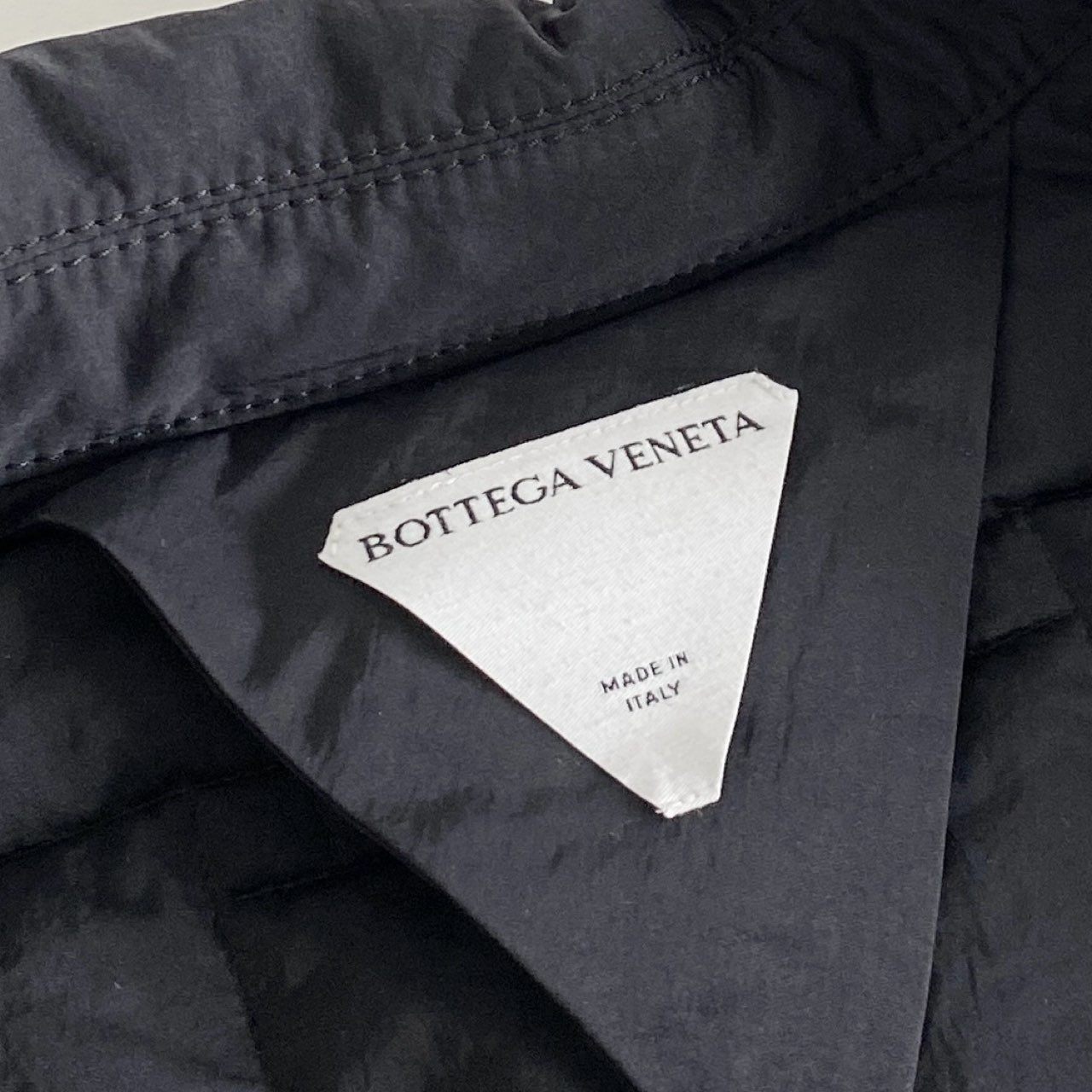 79j3 《極美品》 BOTTEGA VENETA  ボッテガヴェネタ パテッドイントレチャート テックナイロンジャケット 700422 VF4K0 ブラック サイズL メンズ