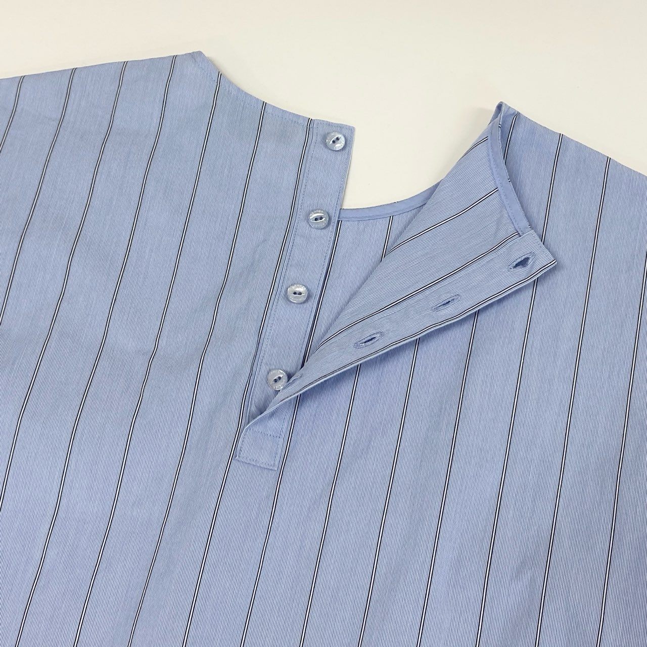 54g10 《美品》定価￥64.900 Drawer ドゥロワー 24SS レイヤーノーカラーブラウス 36 ブルー 日本製 シャツ ストライプ柄