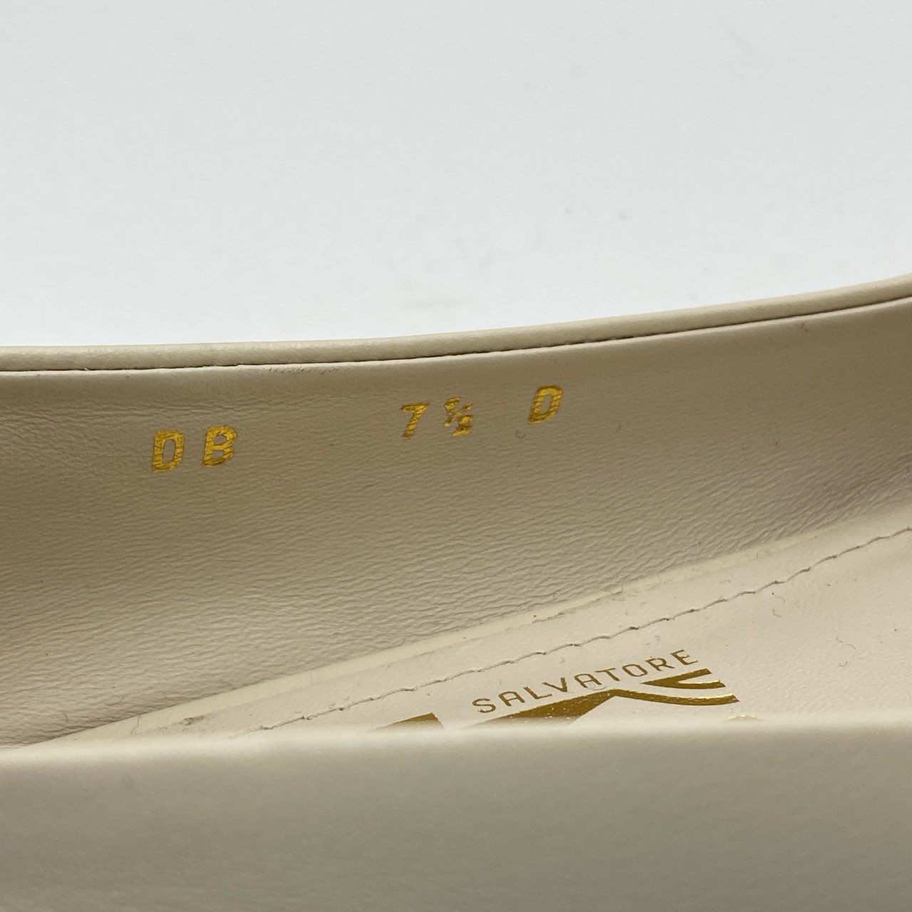 2i3《美品》 Salvatore Ferragamo サルヴァトーレフェラガモ Pre-Oened プレオウンド Varina リボンフラットシューズ 7 1/2 ホワイト レザー パンプスt18r