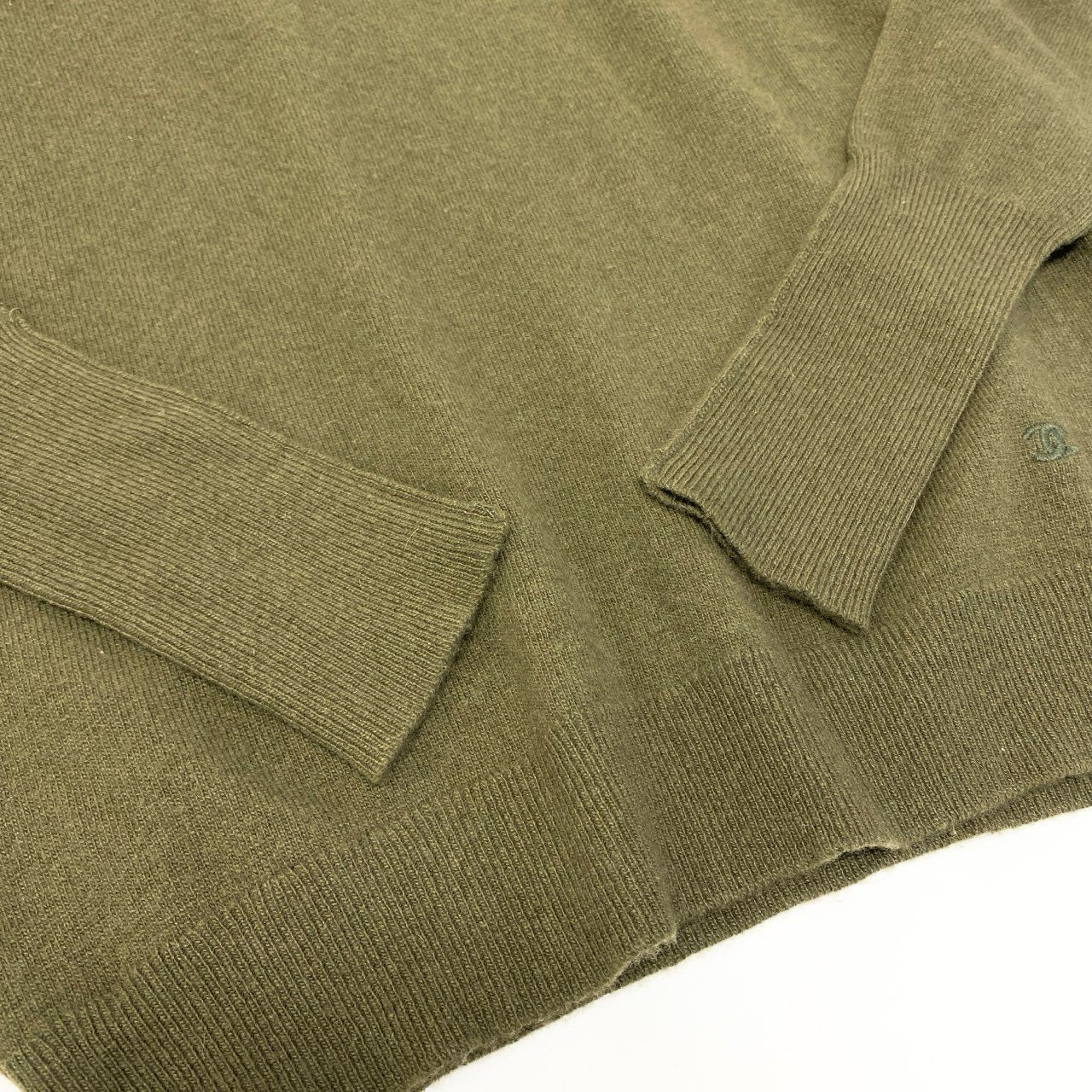 15a16 CHANEL シャネル ピュアカシミヤ 100％ セットアップニット 金ボタン サイズM カーキ Cashmere Knit Set Up ココマークt18r