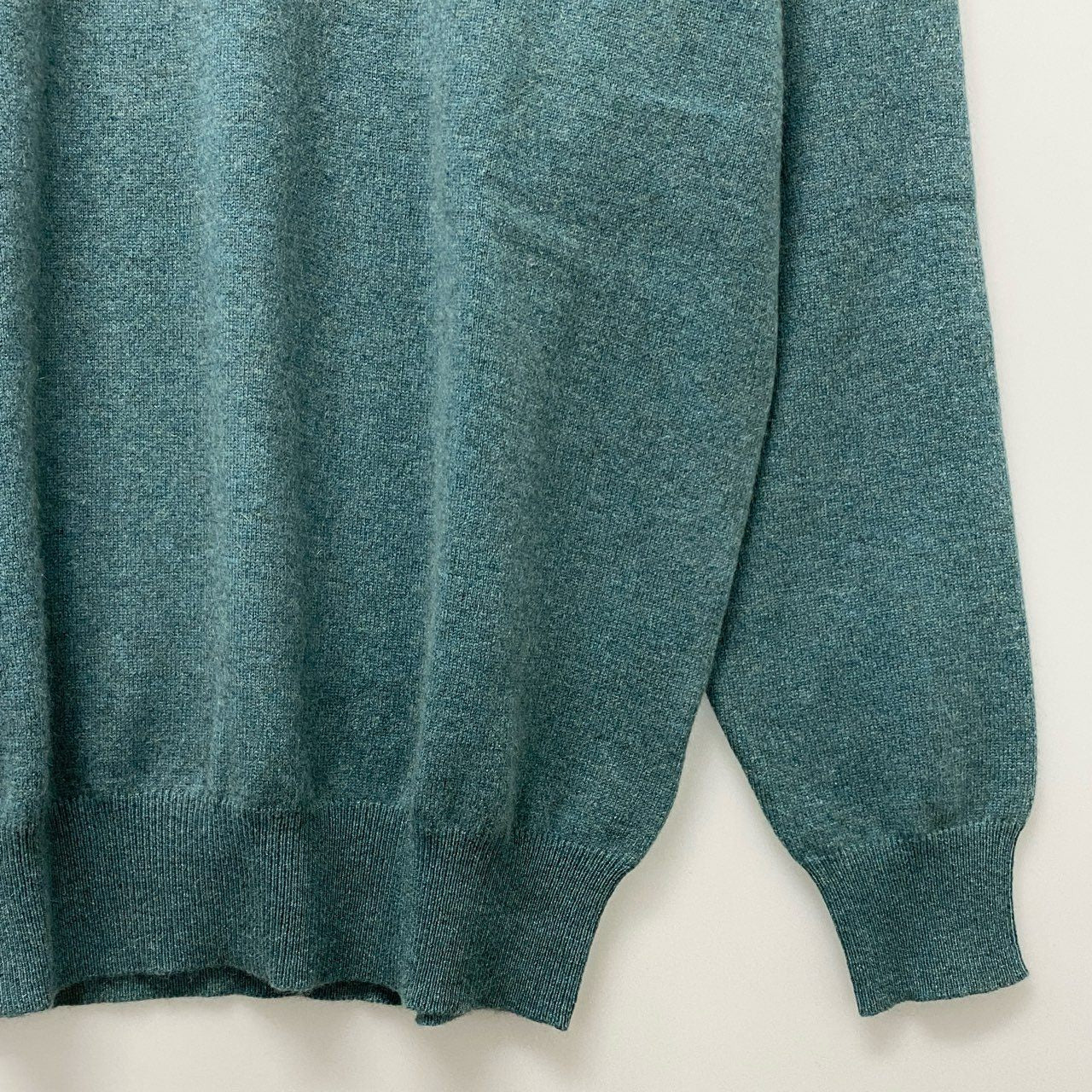 63a28 【新品保管品】GOBI ゴビ カシミヤハイネックニットセーター カシミア トップス モンゴル製 Lサイズ グリーン カシミヤ100％ メンズ 男性用u02t