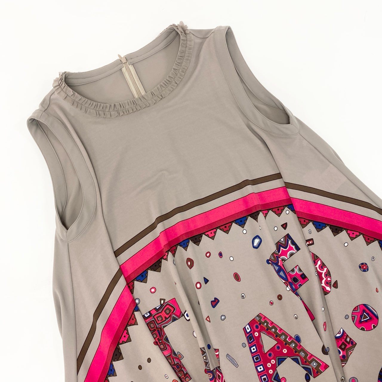 26k27 TOKUKO1er VOL トクコプルミエヴォル ノースリーブワンピース フレアワンピース 襟フリル アルファベットプリント レディース 女性用 9 ベージュ系u02t