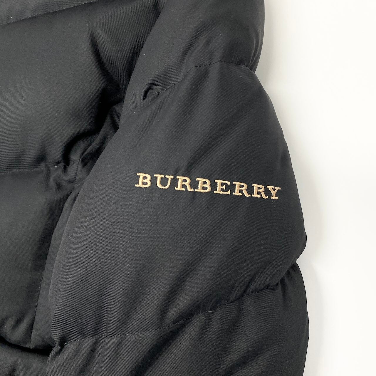 23e7 BURBERRY LONDON バーバリーロンドン ダウンジャケット ジャンパー ノバチェック ブルーフォックス ベアチャーム付 サイズ130A ブラック キッズ 子ども服u02t