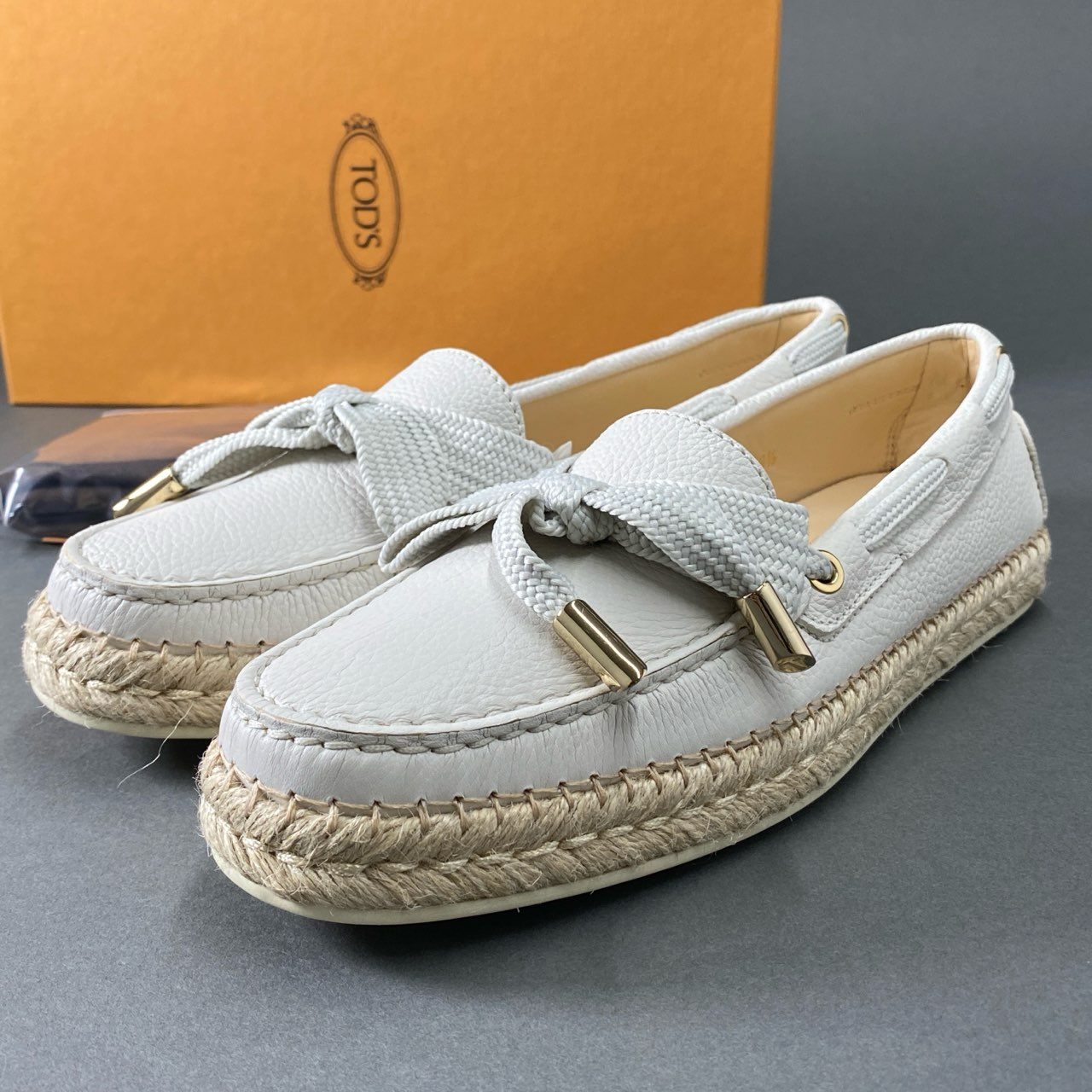 1i20 《美品》 TOD'S トッズ イタリア製 エスパドリーユ デッキシューズ モカシン ドライビングシューズ 39 1/2 ホワイト レザー