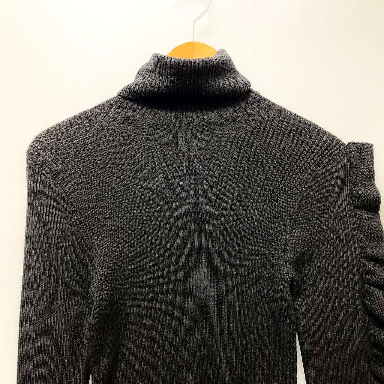 66e18 cygne シーニュ リブタートルネックニット フリルデザイン トップス 日本製 ブラック ウール100％ レディース 女性用k02i