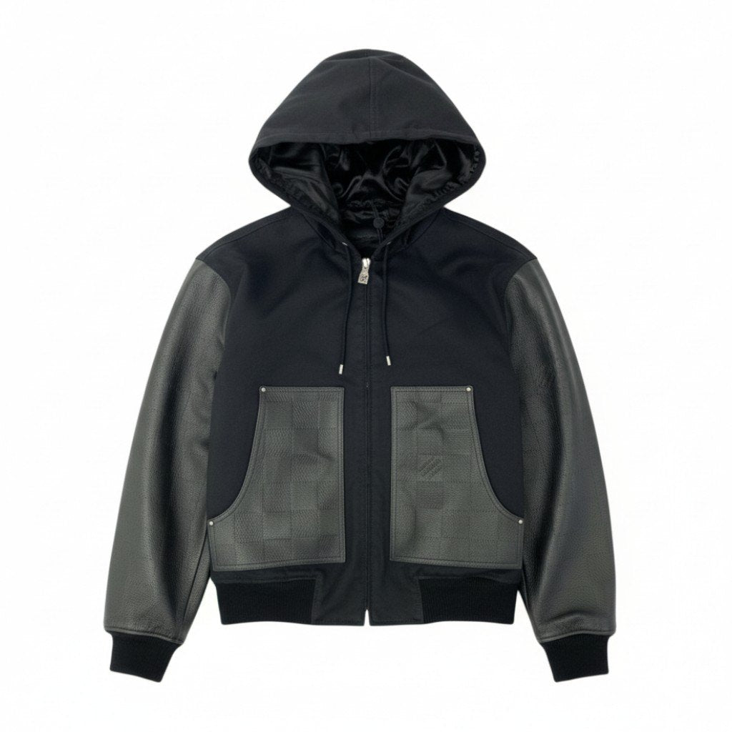 53Ⅼ2 LOUIS VUITTON ルイヴィトン 24SS ダミエ エンボスレザー ミックスレザーフードブルゾン スタジャン サイズ52 ブラック メンズ 男性用 アウター レザージャケットk02i