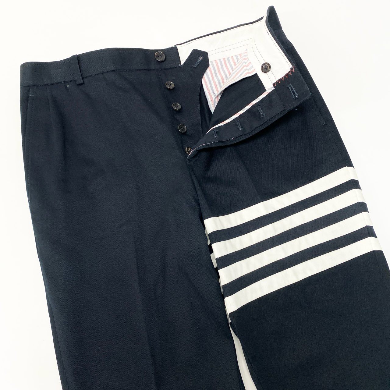 Mb23 THOM BROWNE トムブラウン コットン ツイン 4BAR チノ トラウザー ネームタグ アップリケ MTU245A-03788415 2サイズ ネイビー コットン100％ メンズ 男性用u02t