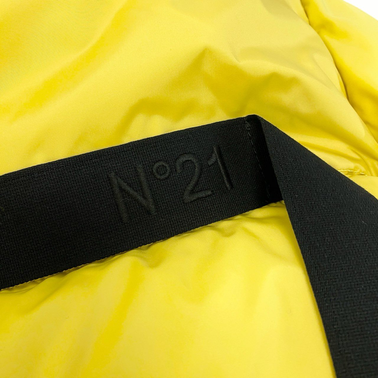 58c5【未使用タグ付き】定価13.5万円 N°21 ヌメロヴェントゥーノ ロゴ入りバックリボン ダウンジャケット サイズXS イエロー系 メンズ アウターk02i