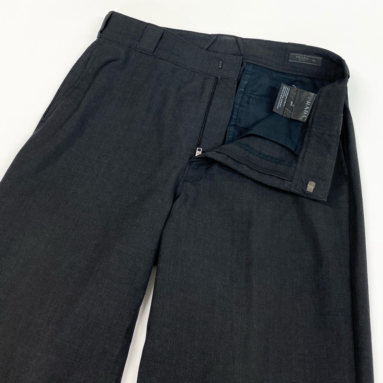 67b3 PRADA プラダ ウールスラックス ボトムパンツ 三角ロゴ 46サイズ ダークグレー ウール00％ メンズo07t