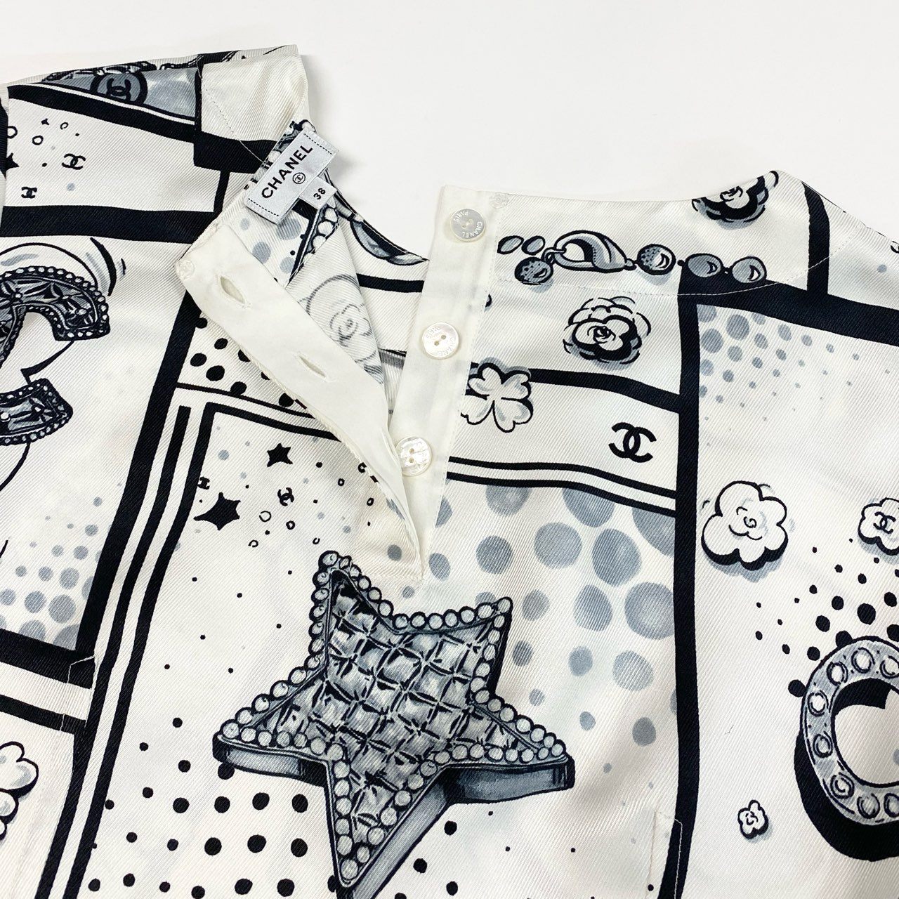 b23 CHANEL シャネル P80342 2025SS CCロゴ 半袖シルクブラウス 半袖トップス サイズ38 オフホワイト系 レディース Tシャツta1